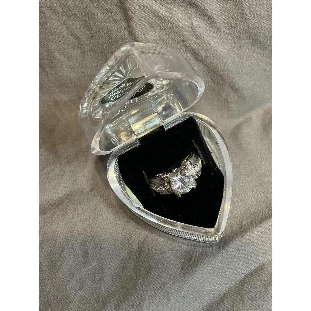 NWOT Beautiful Ring Made With Swarovski Crystal Size 8.25 #1324